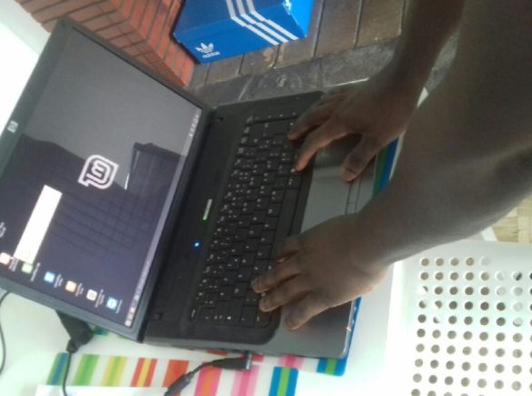 2 bras tapotent sur le clavier d'un ordinateur portable ouvert